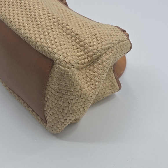 Elegant Tan Woven Fossil Bag with Wooden Handles - Picture 16 of 16